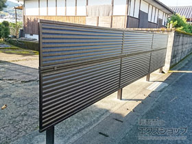 のフェンス・柵 ミエーネフェンス 目隠しルーバータイプ 2段支柱 自立建て用 施工例