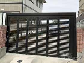 のガレージシャッター SYS1型 横格子 アルミ色タイプ 手動式 片開き 3522(外観右吊元/外観左施錠) 施工例