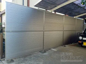 YKKAPの シンプレオフェンス13型 目隠しルーバー 2段支柱 自立建て用（パネル2段） 施工例