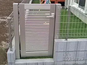 YKKAPの門扉 シンプレオ門扉1型 横格子 片開き 門柱使用 施工例