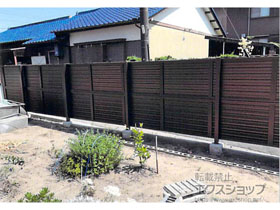 のフェンス・柵 ミエーネフェンス 目隠しルーバータイプ 2段支柱 自立建て用（パネル2段） 施工例