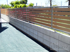 のフェンス・柵 ルシアスフェンスF04型 横板 木目カラー 自由柱施工 施工例