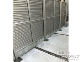 のフェンス・柵 ミエーネフェンス 目隠しルーバータイプ 2段支柱 自立建て用 施工例