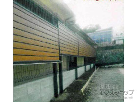 のフェンス・柵 ルシアスフェンスF02型 横目隠し 木調カラー 2段支柱 自立建て用（パネル1段） 施工例