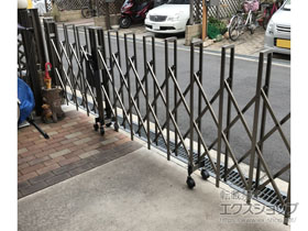 のカーゲート トリップゲート RB型 ノンレール 両開き親子 51ＷＯ（13Ｓ＋38Ｍ） 施工例