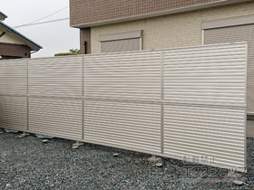 のフェンス・柵 ミエーネフェンス 目隠しルーバータイプ 2段支柱 自立建て用（パネル2段） 施工例