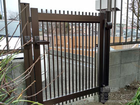 の門扉 シンプレオ門扉T1型 縦格子 片開き 門柱使用 施工例
