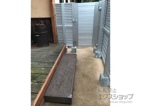 YKKAPの門扉 シンプレオ門扉5型 横目隠し 片開き 門柱使用 施工例