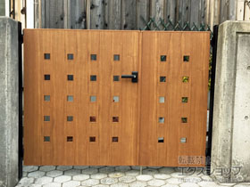 の門扉 【特注】ルシアス門扉AK01型 小窓 両開き親子 木調カラー 門柱使用 施工例