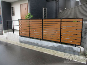 のフェンス・柵 ルシアスフェンスF04型 横板 木目カラー 自由柱施工 施工例