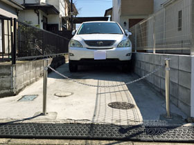 のカーゲート スペースガード(車止め) F48型 埋込式 キー付き 施工例