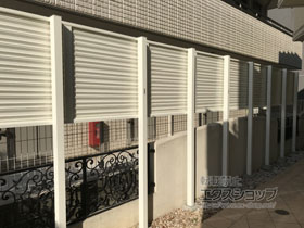 のフェンス・柵 ミエーネフェンス 目隠しルーバータイプ 3段支柱 自立建て用（パネル2段） 施工例