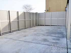 のフェンス・柵 ミエーネフェンス 目隠しルーバータイプ 2段支柱 自立建て用（パネル2段） 施工例