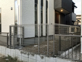 のフェンス・柵 メッシュフェンスG10 自由柱 施工例