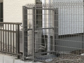 の門扉 メッシュフェンスG10 門扉 片開き 柱使用 施工例