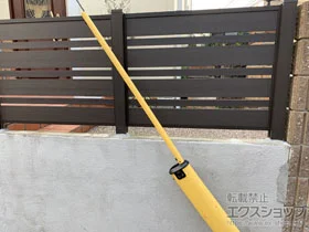 FandFのフェンス・柵・塀 マイティウッド 間仕切タイプB 120+45サイズ M17段 隙間15mm〈C〉※リアルウッド 施工例