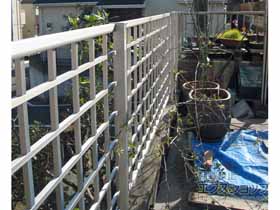 のフェンス・柵 シンプレオフェンス11型 井桁粗格子 自由柱施工 施工例