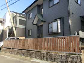 のフェンス・柵 ルシアスフェンスF03型 たて半目隠し 木調カラー 自由柱施工 施工例