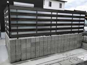 のフェンス・柵 フェンスAA YT1型 横採光 木調カラー フリーポールタイプ 施工例