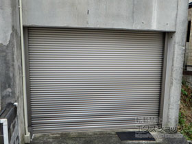 のガレージシャッター ガレージシャッタークワトロ 電動式 内部付タイプ ※外部停電時開閉機構 施工例