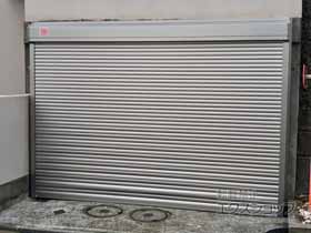 のガレージシャッター ガレージシャッタークワトロ 電動式 外部付タイプ ※外部停電時開閉機構 施工例