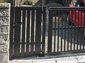 の門扉 ルシアス門扉BS02型 たて多スリット 片開き アルミカラー 門柱使用 施工例