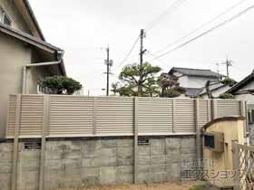 のフェンス・柵 ミエーネフェンス 目隠しルーバータイプ 2段支柱 自立建て用（パネル1段） 施工例