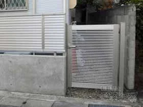 YKKAPの門扉 シンプレオ門扉1型 横格子 片開き 門柱使用 施工例