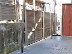 のフェンス・柵 ミエーネフェンス 目隠しルーバータイプ 2段支柱 自立建て用（パネル2段） 施工例