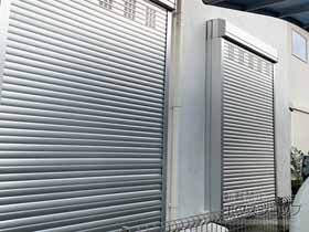 の窓シャッター 【特注】リフォームシャッター 電動式 耐風タイプ *換気スラット付 施工例