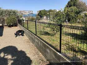 のフェンス・柵 メッシュフェンス M0 間仕切柱 施工例