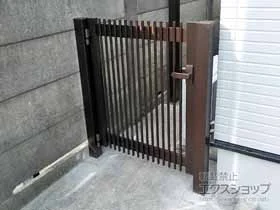 YKKAPの門扉 シンプレオ門扉T1型 縦格子 片開き 門柱使用 施工例