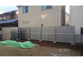 のフェンス・柵 ミエーネフェンス 目隠しルーバータイプ 2段支柱 自立建て用（パネル2段） 施工例