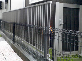 のフェンス・柵 ルシアスフェンスF03型 たて半目隠し 木調カラー 自由柱施工 施工例