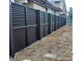 のフェンス・柵 ミエーネフェンス 目隠しルーバータイプ 2段支柱 自立建て用(パネル2段) 施工例