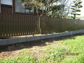 のフェンス・柵 シンプレオフェンスST1型 縦スリット 自由柱施工 施工例
