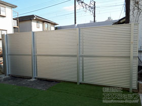 のフェンス・柵 ミエーネフェンス 目隠しルーバータイプ 2段支柱 自立建て用（パネル2段） 施工例