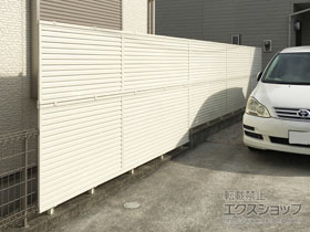 のフェンス・柵 ミエーネフェンス 目隠しルーバータイプ 2段支柱 ブロック建て用（パネル2段） 施工例