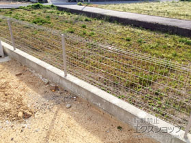 のフェンス・柵 メッシュフェンス G10-R　　自由柱 施工例