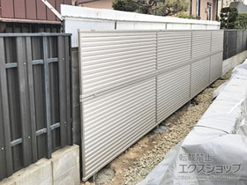のフェンス・柵 ミエーネフェンス 目隠しルーバータイプ 2段支柱 自立建て用 施工例