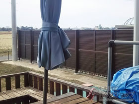 のフェンス・柵 ミエーネフェンス 目隠しルーバータイプ 2段支柱 自立建て用（パネル2段） 施工例