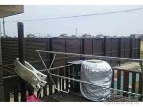 のフェンス・柵 ミエーネフェンス 目隠しルーバータイプ 2段支柱 自立建て用（パネル2段） 施工例