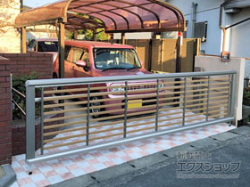 のカーゲート 【特注】ルシアスアップゲートワイド 3型 横太格子 電動 複合カラー 施工例