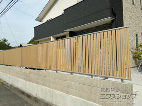 のフェンス・柵 ルシアスフェンスF03型 たて半目隠し 木調カラー 自由柱施工 施工例