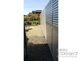のフェンス・柵 ミエーネフェンス 目隠しルーバータイプ 2段支柱 自立建て用（パネル2段） 施工例
