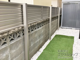 のフェンス・柵 ミエーネフェンス 目隠しルーバータイプ 2段支柱 自立建て用 施工例
