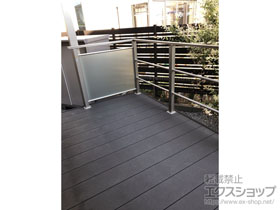 のウッドデッキ リウッドデッキ 200＋独立式 リウッド ステップ2型＋ルシアスデッキフェンスB03型〈横格子2本タイプ〉+B04型〈ポリカパネルタイプ〉 施工例