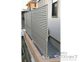 のフェンス・柵 ミエーネフェンス 目隠しルーバータイプ 2段支柱 自立建て用(パネル2段) 施工例