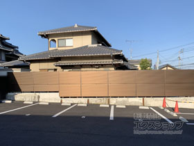 のフェンス・柵 ミエーネフェンス 目隠しルーバータイプ 2段支柱 自立建て用 (パネル2段) 施工例