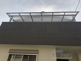 のバルコニー・ベランダ屋根 プレシオステラス R型 屋根タイプ 連棟 積雪〜20cm対応＋プレシオステラス 吊り下げ式物干し 標準 施工例